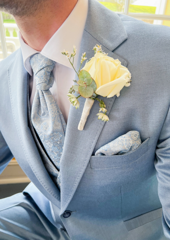 Trouwmode trouwkostuum trouwen trouwdag trouwpak ijsblauw lichtblauw Wilvorst