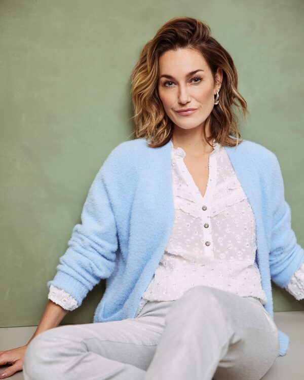 Dreamstar collectie voorjaar zomer 2025 - Dijkstra Mode pastelblauw zacht warm vest