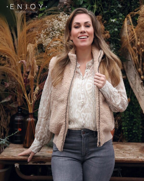 Enjoy teddy gilet met glanzende blouse nieuwe collectie voorjaarsmode 2025