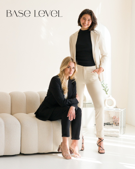 Base level broekpak tricot co-ord beige en zwart combinatieset lange blazer - dijkstra mode