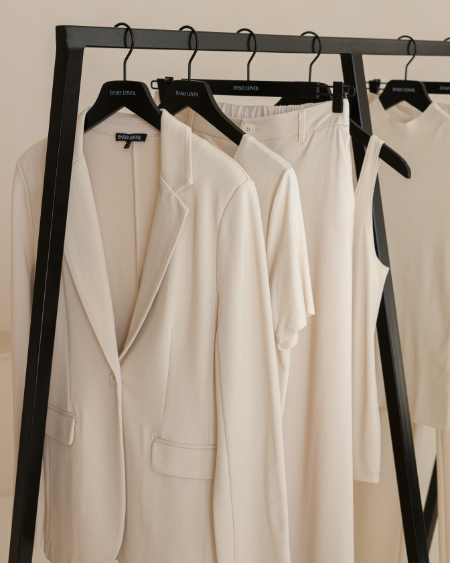 Base Level beige crème ton-sur-ton broekpak combinatie set gast op een bruiloft / trouwerij