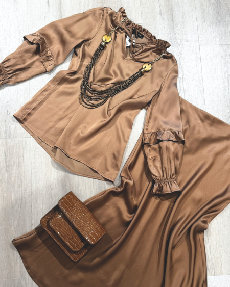 Rossini ruffle mouw satijn blouse cognac - bruiloft trouwerij trouwdag avond gast