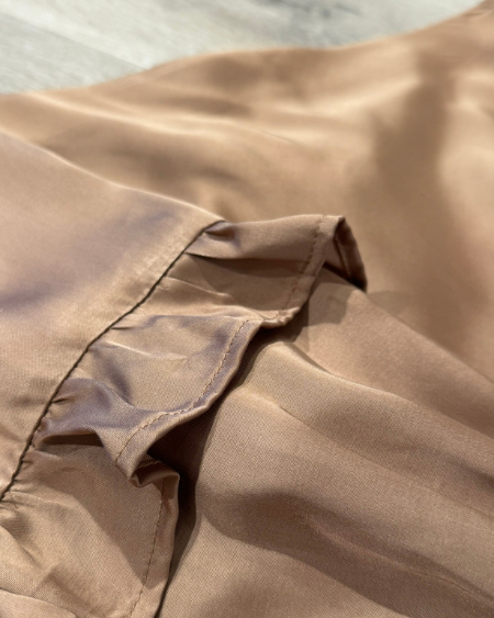 Rossini ruffle mouw satijn blouse cognac - bruiloft trouwerij trouwdag daggast avondgast