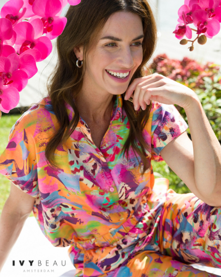 Ivy Beau kleurrijk co-ord set satijn look trouwerij bruiloft daggast dresscode