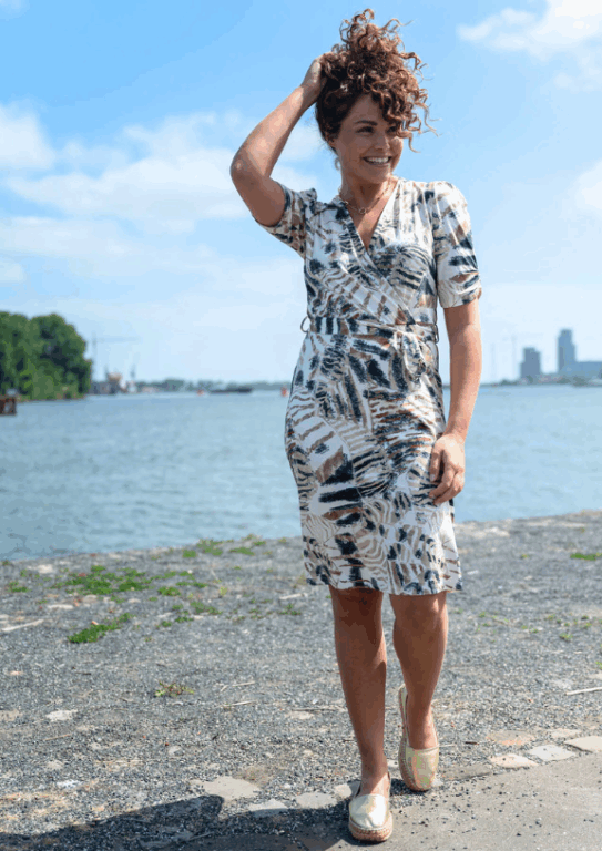 Tricot fos fashion jurk korte mouw overslag beige bruin zandkleur dijkstra mode feanwâlden
