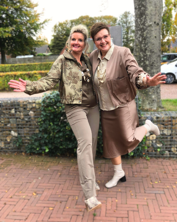 Co-ord glitterset combinatie wintercollectie 2025 najaarstrends aardetinten satijn satijnlook rok rino en pelle