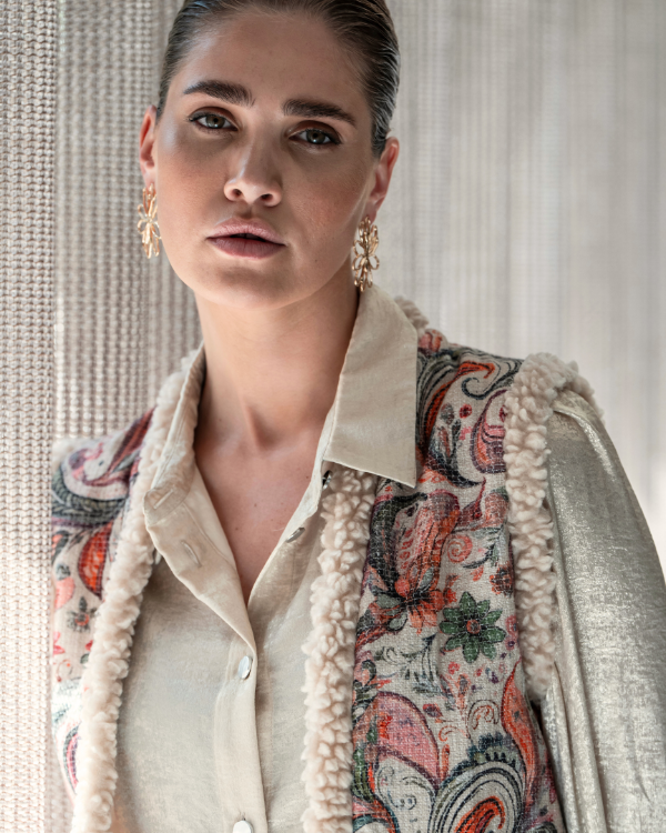 Glansblouse geisha pofmouw, knoopsluiting beige cremewit - Dijkstra Mode veenwouden