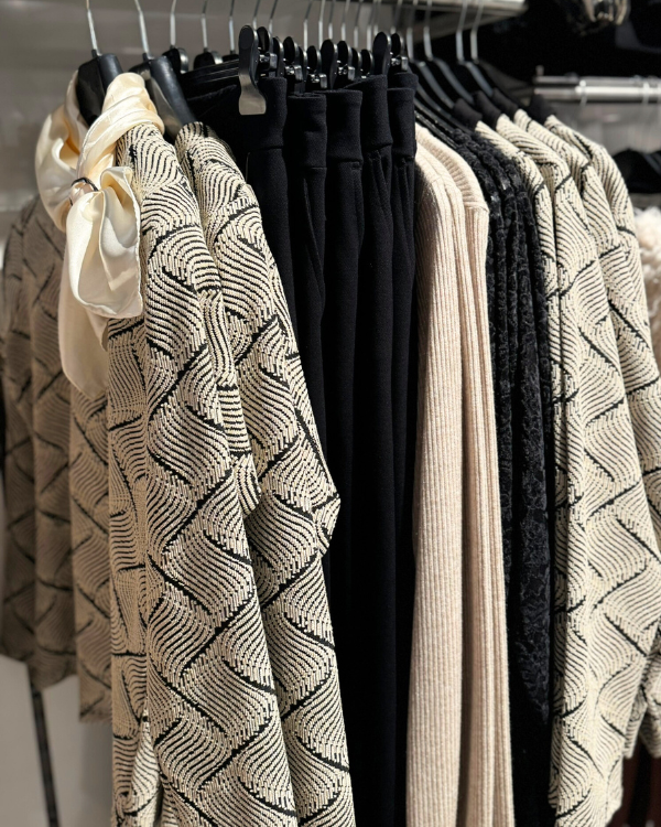 Leona co-ord glitterstof pakje zwart met crème.