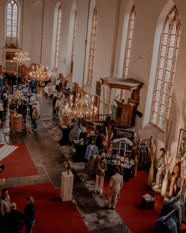 Trouwbeurs friesland - trouwen in noordoostfriesland Dijkstra Mode bruidegom trouwkostuum st. Martinuskerk Dokkum trouwlocatie