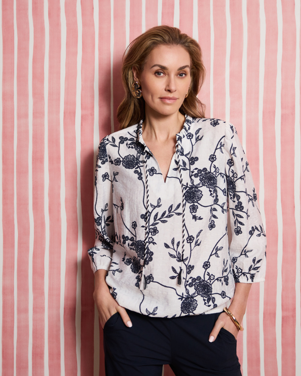 Blouse top wit blauw bloem kleur indigo-ivoor, model Cleo Dreamstar - Dijkstra Mode veenwouden