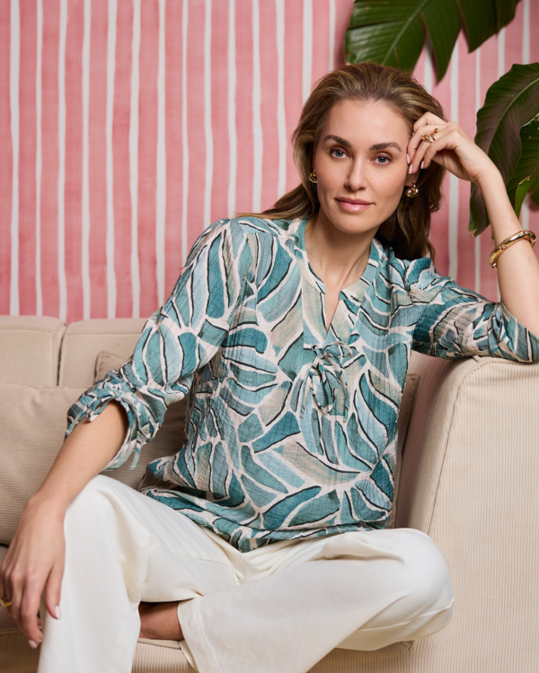 Blousetop palmwave van het merk Dreamstar in de kleur jade mix, model skyler.