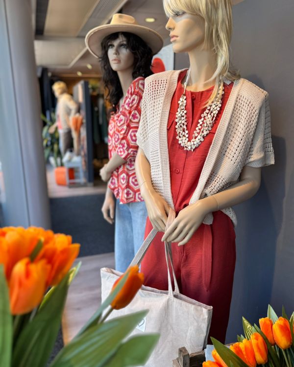 Koningsdag Friesland Dokkum Feanwâlden outfit oranje kleding modewinkel fashion geisha broekpak damesmode Dijkstra mode koraal