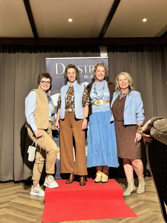 Ijsblauw met cognac trendkleuren zomer 2026 Soyaconcept Dreamstar Ivy beau trend event Dijkstra Mode