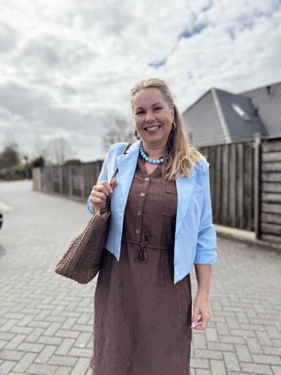 Fashion Dinner Show Dreamstar bruin jurkje kort blazerjasje Ivy Beau ijsblauw