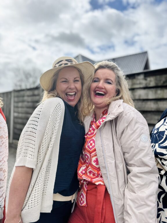 Geisha broekpak pantalon blouse marineblauw crochet vestje zomermode 2026 Zomerjas