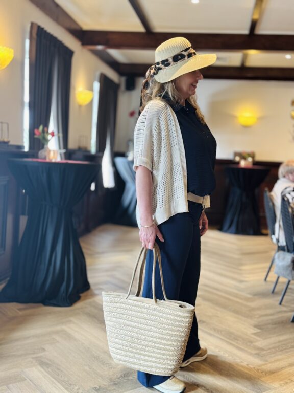 Geisha broekpak pantalon blouse marineblauw crochet vestje zomermode 2026