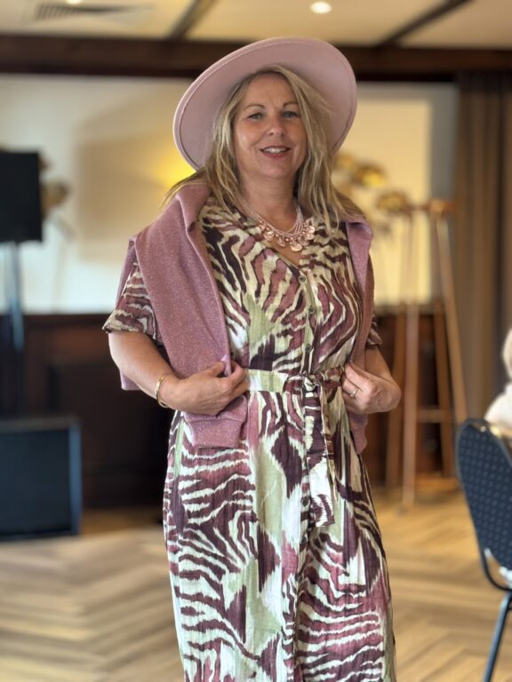 Dreamstar zomerjurk maxidress hoed oudroze zachtroze pasteltinten feestelijk daggast bruiloft trouwerij